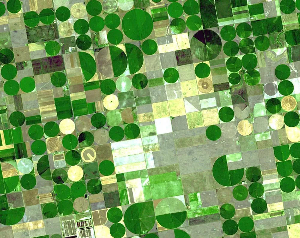 Centre-pivot irrigation circles drawing on an aquifer